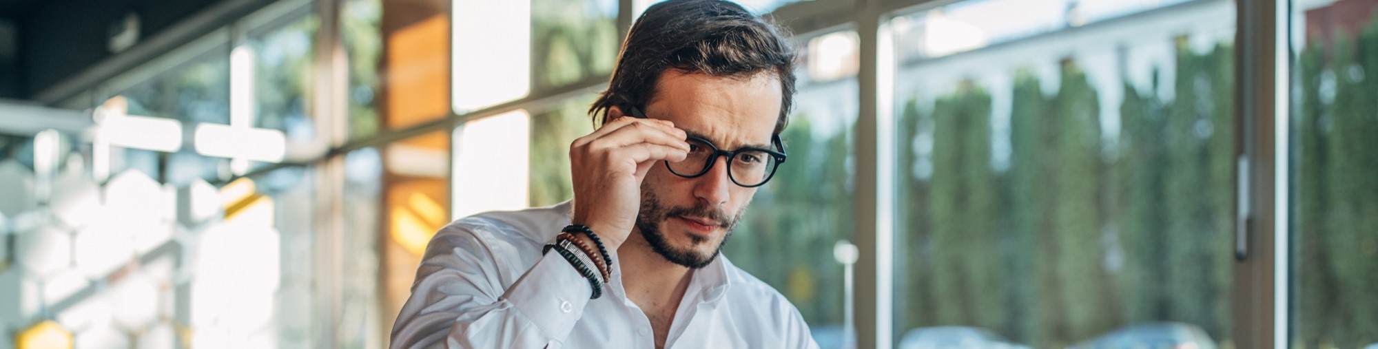 Fundos de Investimento: Homem olhando para computador.